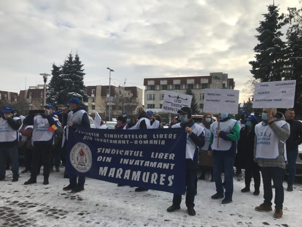 Nemulțumiți de salarii, angajații din învățământ protestează în fața Prefecturii